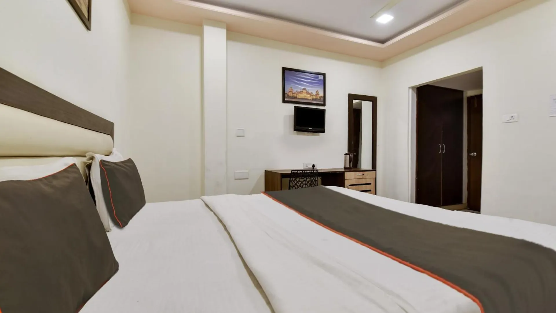 Super Hotel O Ratnam Palace Udaipur